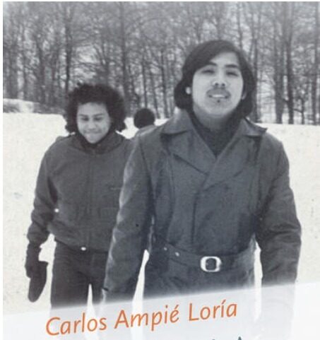 Buchcover mit Autorenname Carlos Ampié Loría und Titel "fremd bin ich und ich bin es gerne" im unteren Drittel. Im oberen Bereich sind zwei junge Männer in Mänteln mit offenen Haaren in einer Winterlandschaft als schwarz-weißes Bild.